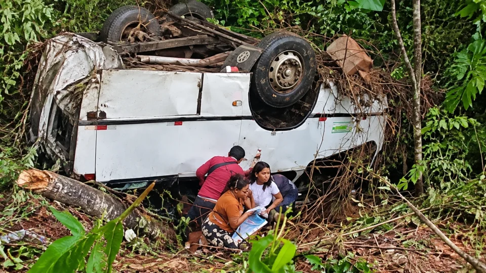 Micro-ônibus cai em ribanceira na BR-174 e deixa 17 feridos no Amazonas