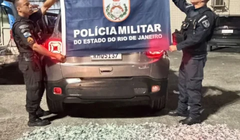 PM apreende 5,4 mil pinos de cocaína que seriam levados do Alemão para Petrópolis