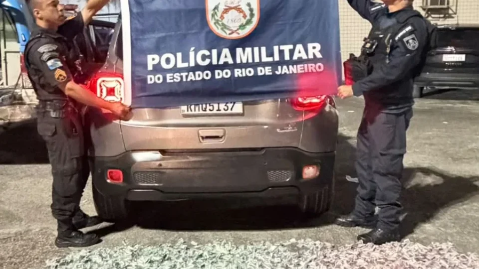 PM apreende 5,4 mil pinos de cocaína que seriam levados do Alemão para Petrópolis