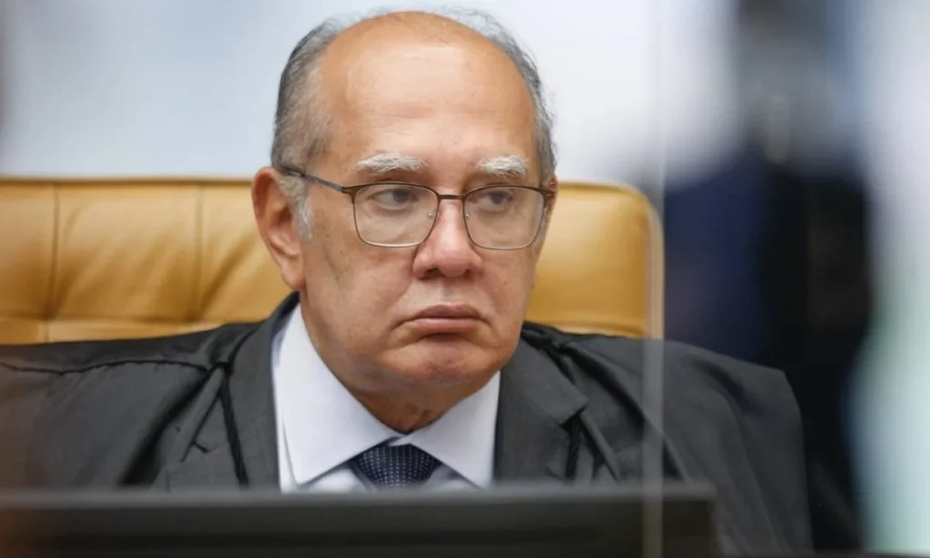 Gilmar Mendes tenta adiar julgamento que envolve Flávio Bolsonaro