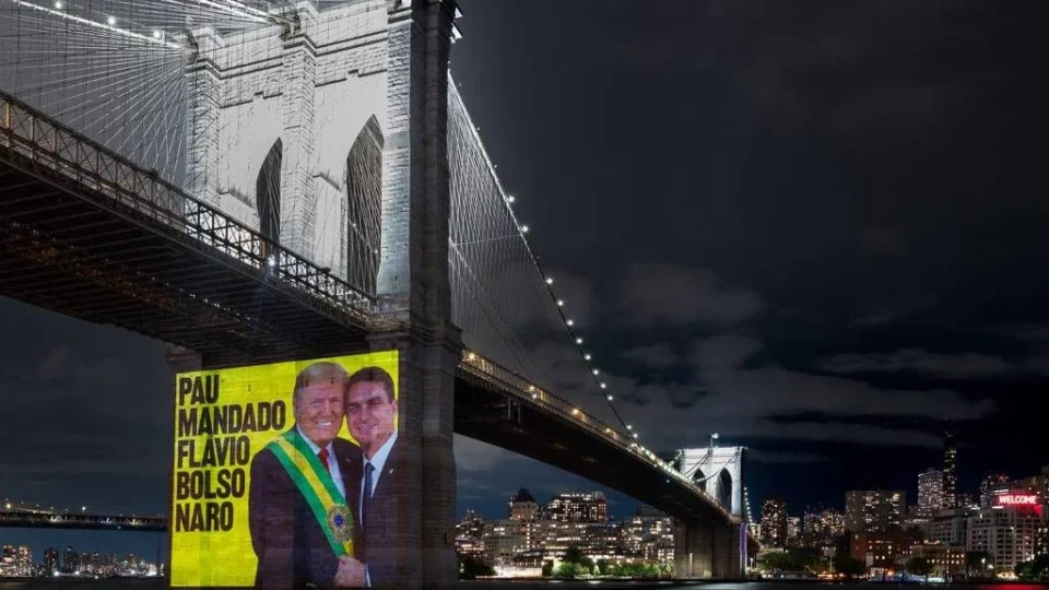 Protesto em Nova York projeta Flávio Bolsonaro entregando faixa presidencial a Trump