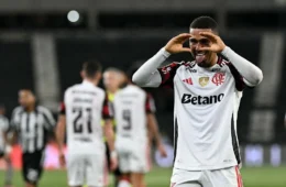 Flamengo atropela Botafogo no clássico, Samuel Lino brilha e Rubro-Negro encosta na liderança