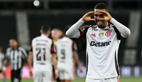 Flamengo atropela Botafogo no clássico, Samuel Lino brilha e Rubro-Negro encosta na liderança