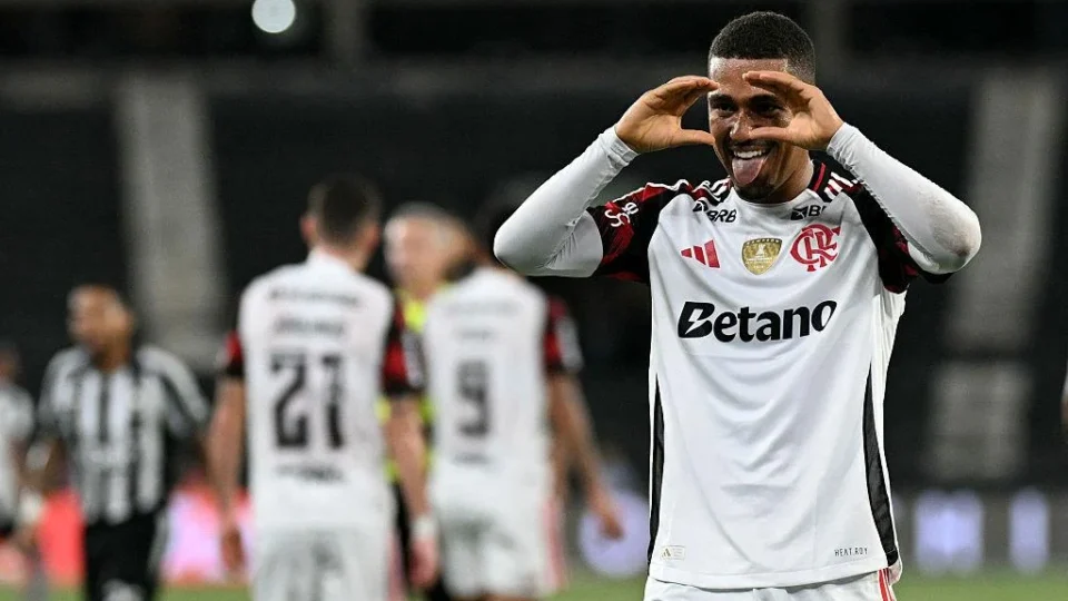 Flamengo atropela Botafogo no clássico, Samuel Lino brilha e Rubro-Negro encosta na liderança