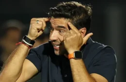 Abel Ferreira vai a julgamento no STJD por chute em microfone