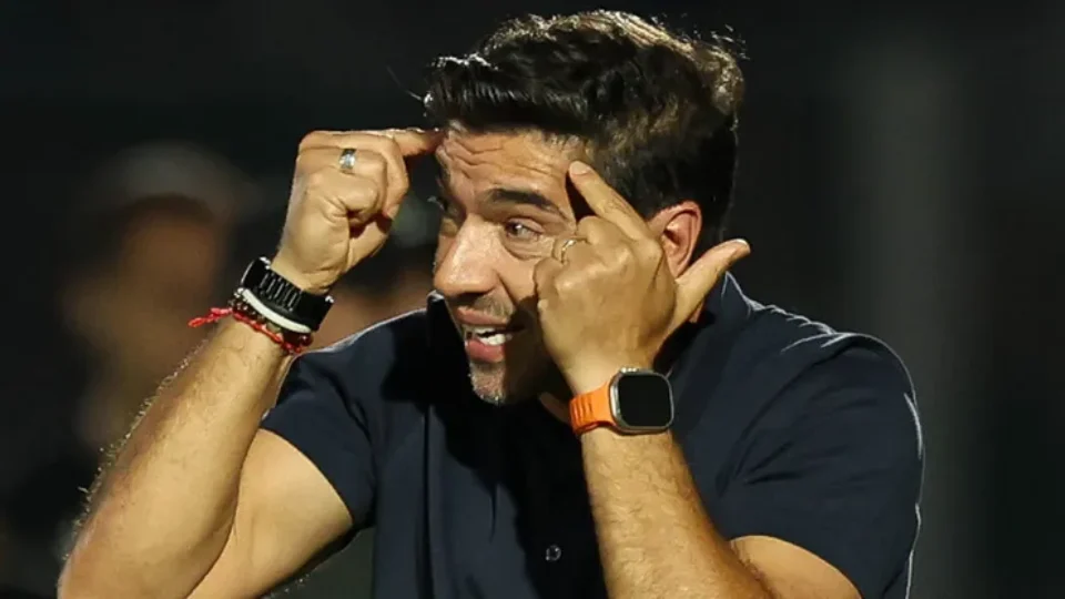 Abel Ferreira vai a julgamento no STJD por chute em microfone