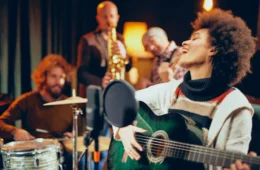 Cérebro de músicos pode antecipar movimentos e aprender sequências mais rápido, sugere estudo