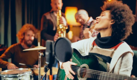 Cérebro de músicos pode antecipar movimentos e aprender sequências mais rápido, sugere estudo
