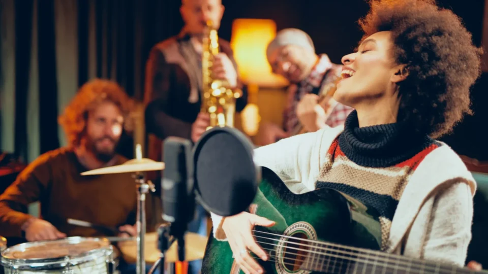 Cérebro de músicos pode antecipar movimentos e aprender sequências mais rápido, sugere estudo