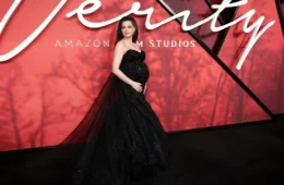 Anne Hathaway aparece grávida na première mundial de “Verity” e chama atenção no tapete vermelho