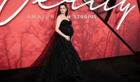 Anne Hathaway aparece grávida na première mundial de “Verity” e chama atenção no tapete vermelho