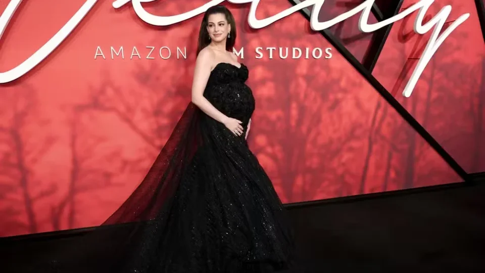 Anne Hathaway aparece grávida na première mundial de “Verity” e chama atenção no tapete vermelho
