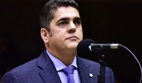 PF encontra celular no esgoto e apreende R$ 87 mil em operação ligada a deputado no Pará