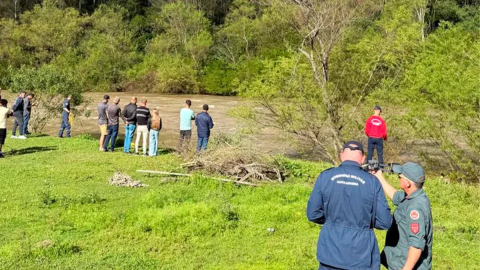 Menino de 4 anos desaparece perto de rio em SC, e bombeiros usam barragem para reforçar buscas
