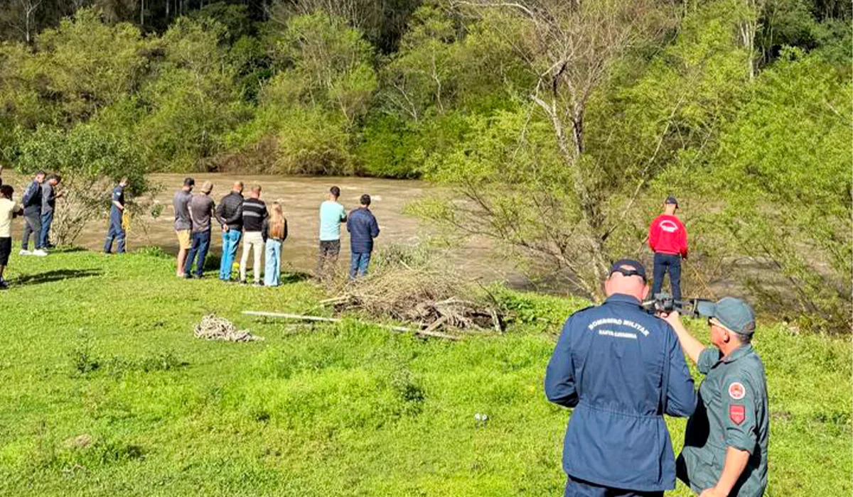 Menino de 4 anos desaparece perto de rio em SC, e bombeiros usam barragem para reforçar buscas