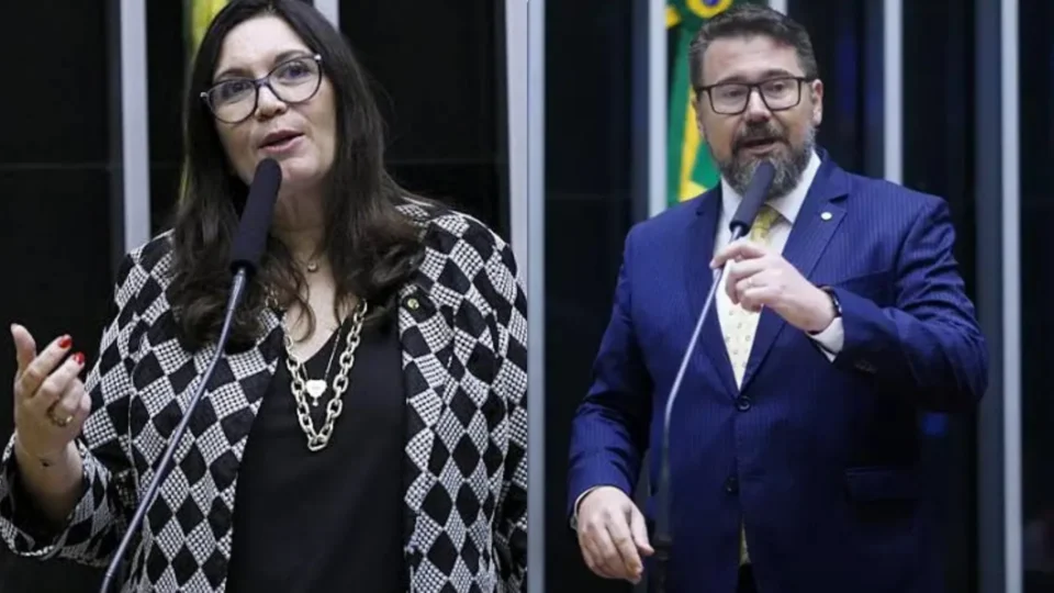 Bia Kicis e Marcos Pollon enviaram emendas para financiar filme sobre Bolsonaro, aponta PF