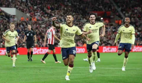 Arsenal defende 100% de aproveitamento contra Brighton em duelo direto pelo topo da Premier League