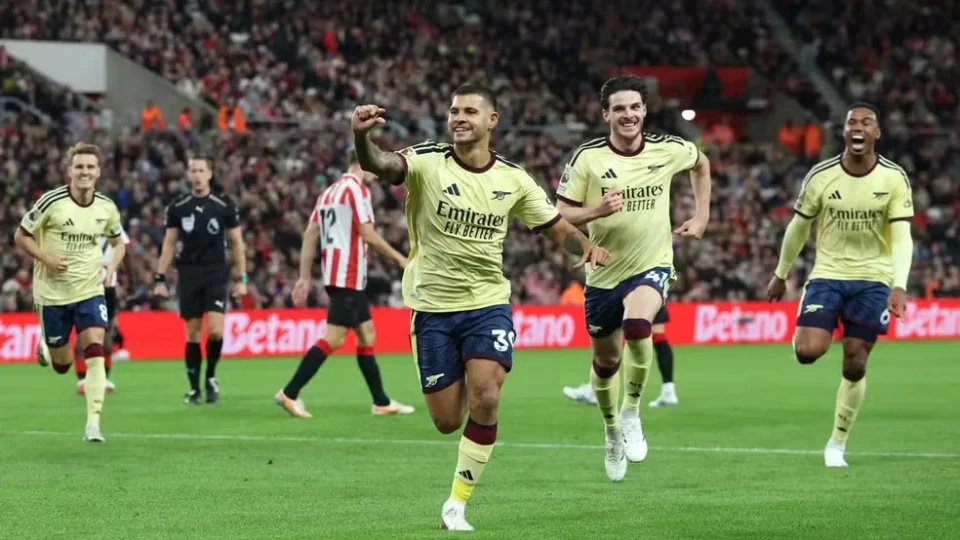 Arsenal defende 100% de aproveitamento contra Brighton em duelo direto pelo topo da Premier League