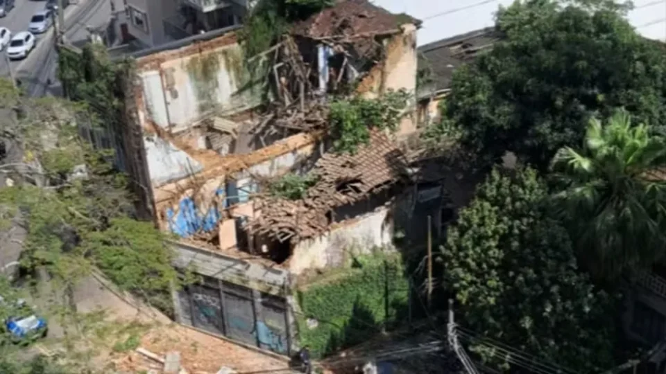 Casarão desaba no Cosme Velho e deixa mãe e filha de 2 anos feridas