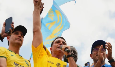Flávio Bolsonaro acusa Dino de interferência política e promete ministros do STF contra aborto