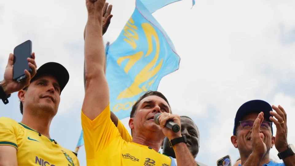 Flávio Bolsonaro acusa Dino de interferência política e promete ministros do STF contra aborto