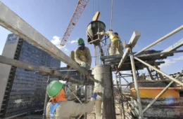 Caged: Brasil cria 165,8 mil empregos formais em agosto; serviços lideram abertura de vagas