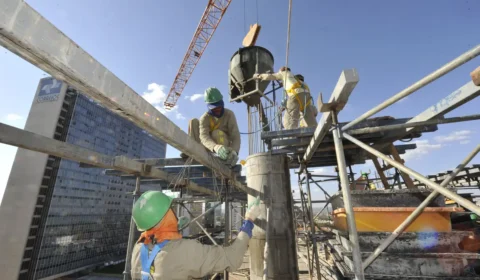 Caged: Brasil cria 165,8 mil empregos formais em agosto; serviços lideram abertura de vagas