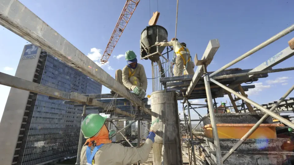 Caged: Brasil cria 165,8 mil empregos formais em agosto; serviços lideram abertura de vagas