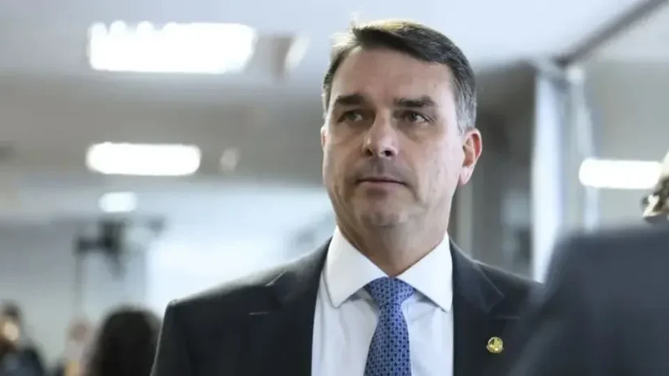Flávio Bolsonaro chama Andrei de “cupincha” de Lula e comemora afastamento