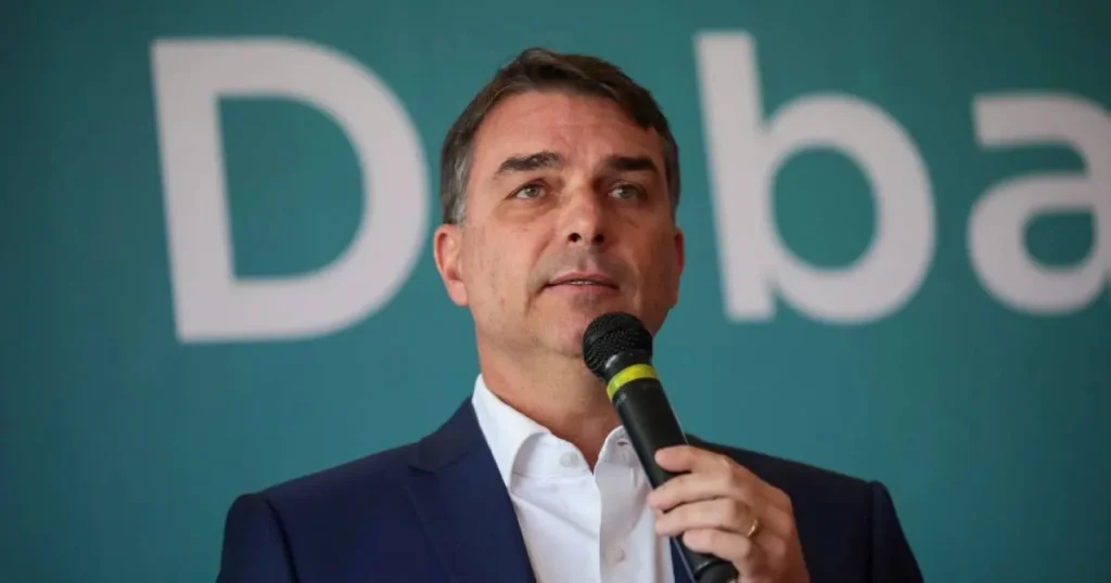 Flávio Bolsonaro reduz vantagem de Lula e encosta no 2º turno