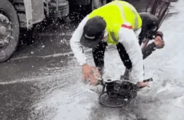 Ciclista é flagrado caindo em buraco alagado durante gravação de vídeo no litoral de SP