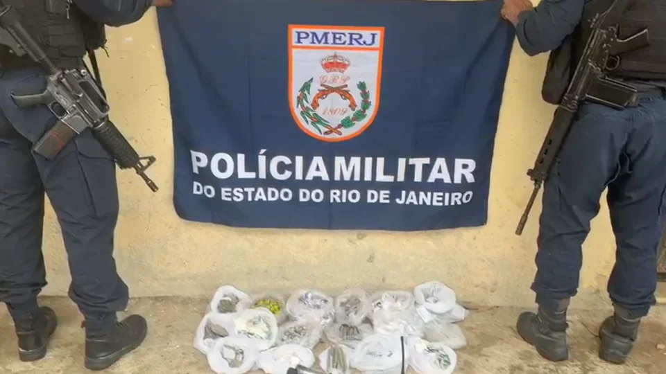 Dois suspeitos são presos com submetralhadora e drogas em Duque de Caxias