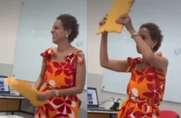 Professora faz coreografia ao entregar provas com notas baixas e viraliza: ‘Isso aqui é bomba’