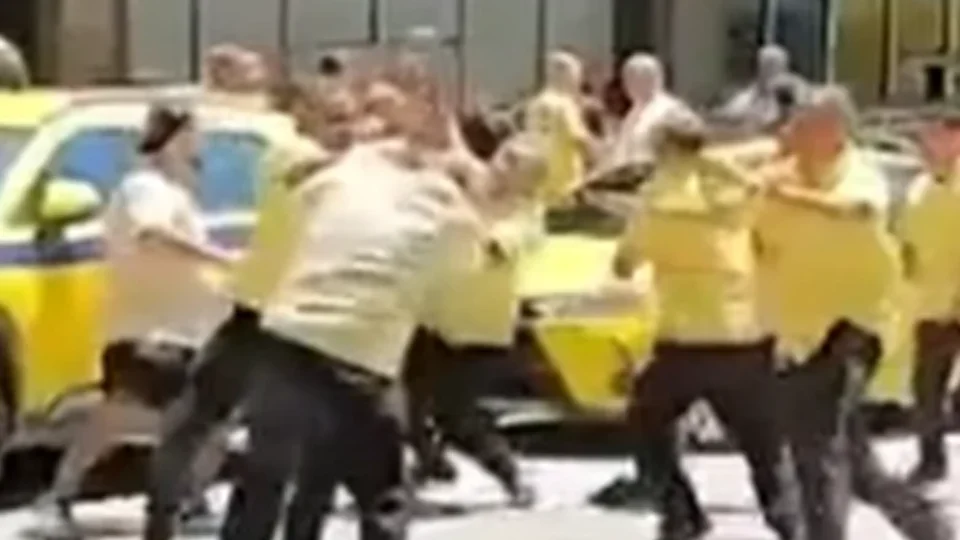 Taxistas trocam socos e chutes durante briga no Aeroporto do Galeão