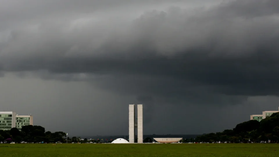 Defesa Civil alerta para chuvas fortes no DF nesta quarta-feira