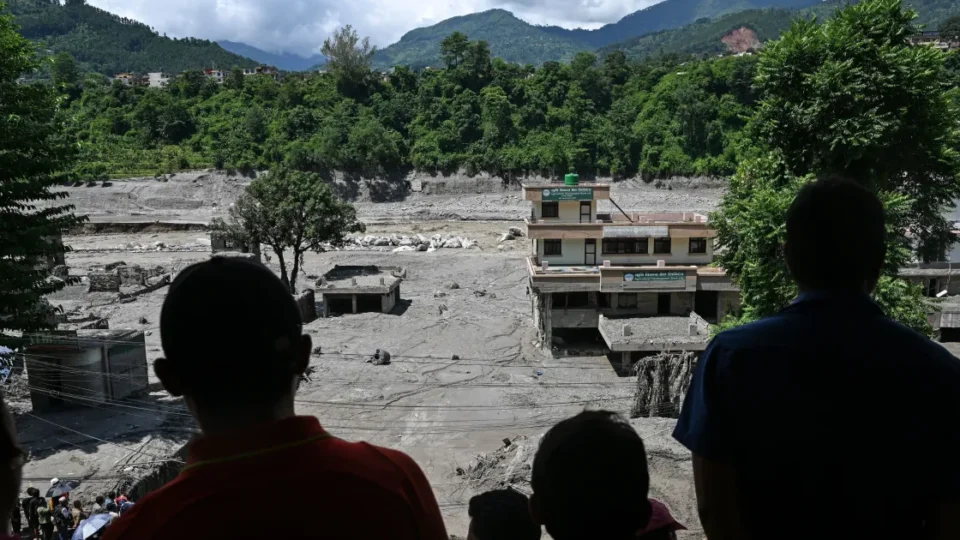 Avalanche no Himalaia deixa mais de mil mortos e milhares de desaparecidos entre Nepal e Tibete