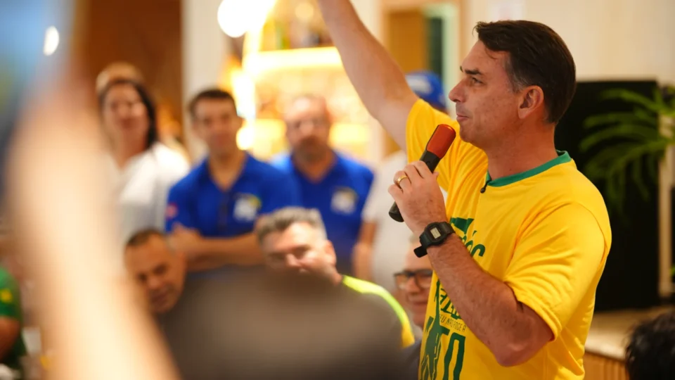 Flávio Bolsonaro diz que julgamento de Moraes será “vital” para o Brasil