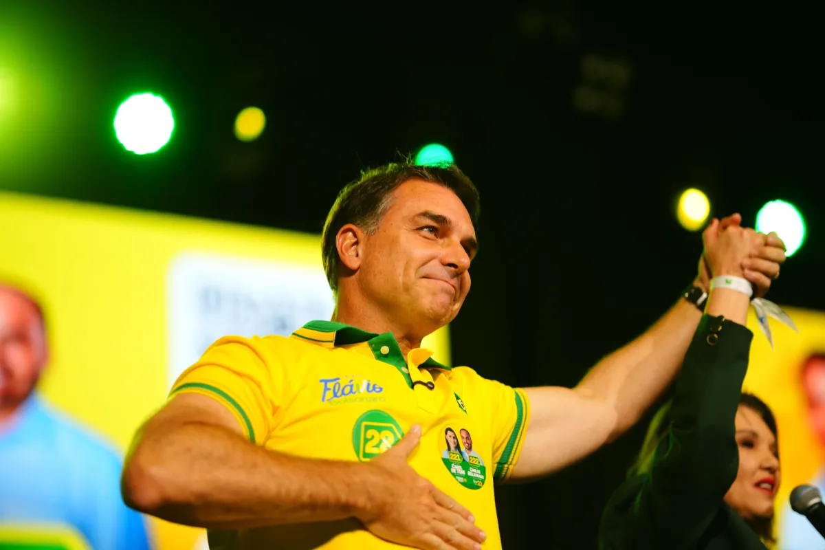Flávio decide participar de debate mesmo sem a presença de Lula