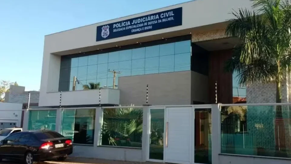 Homem é preso após dar ‘gravata’ na esposa e ameaçar enteada em Mato Grosso