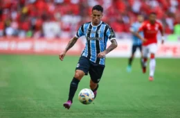 Dodi se aproxima de retorno aos treinos e pode ganhar espaço no Grêmio