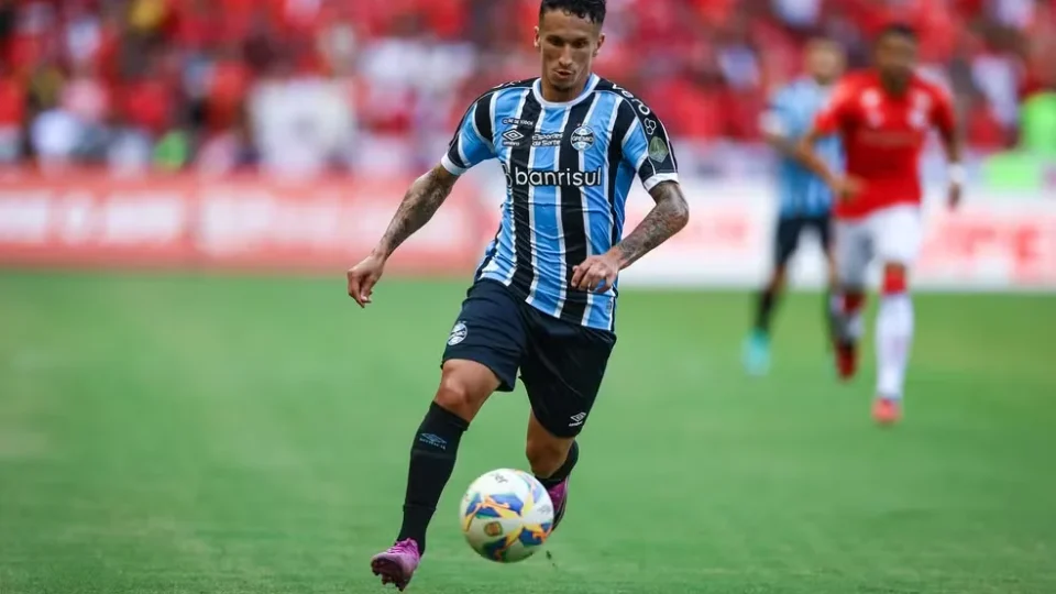 Dodi se aproxima de retorno aos treinos e pode ganhar espaço no Grêmio
