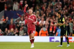 Liverpool vira sobre Atlético com passe de letra de Araújo