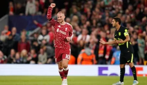 Liverpool vira sobre Atlético com passe de letra de Araújo