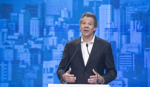 Haddad promete cortar gastos, rever privatizações e usar IA contra o crime em SP