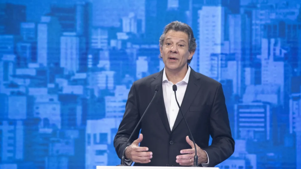 Haddad promete cortar gastos, rever privatizações e usar IA contra o crime em SP