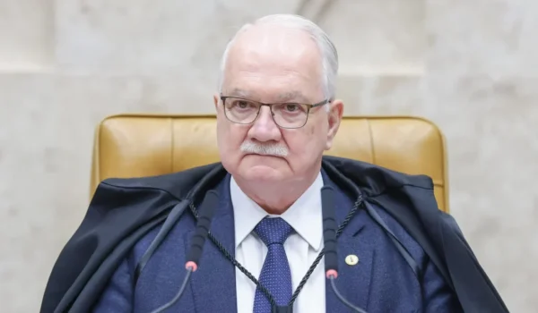 Fachin suspende decisões de Mendonça e Dino sobre a PF e assume relatoria de investigação sobre ministro do STF