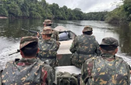 Moradores relatam presença de homens armados perto da fronteira com a Colômbia, mas Exército não confirma ligação com as FARC