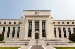Fed eleva juros nos EUA pela primeira vez desde 2023 e sinaliza novas altas