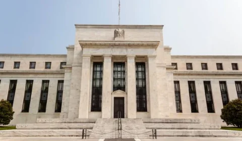 Fed eleva juros nos EUA pela primeira vez desde 2023 e sinaliza novas altas