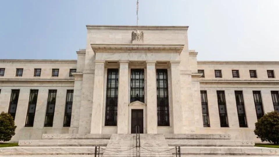 Fed eleva juros nos EUA pela primeira vez desde 2023 e sinaliza novas altas